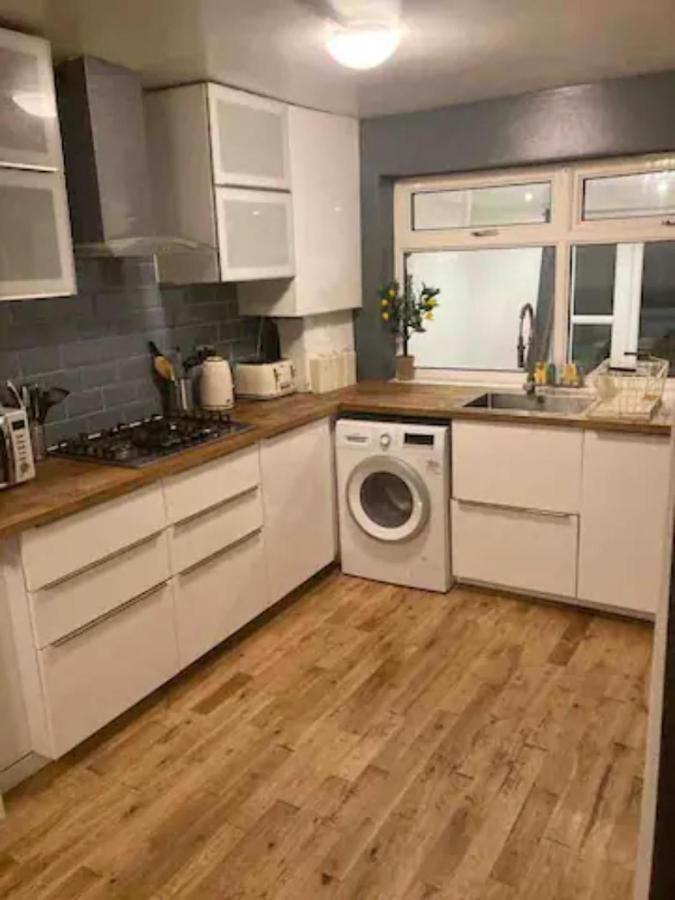 Modern 5 Bedroom Family House - 18 Mins To Station Лондон Екстер'єр фото